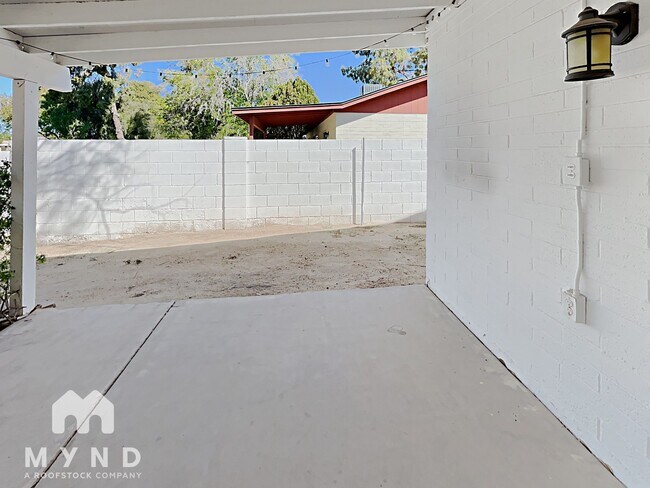 Building Photo - 2742 S Las Flores