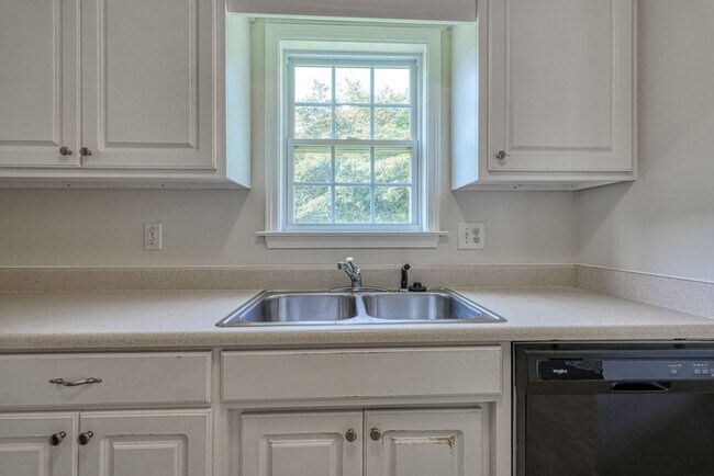Building Photo - 567 Seays Crest Dr