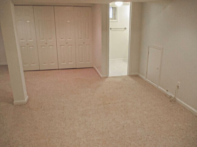 Building Photo - Ideal 3 Bedroom 2 Bath Colonial Just Over ...