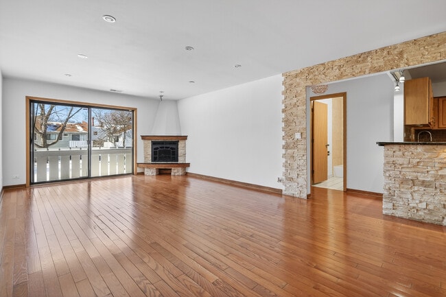 Building Photo - 3000 Bayside Dr