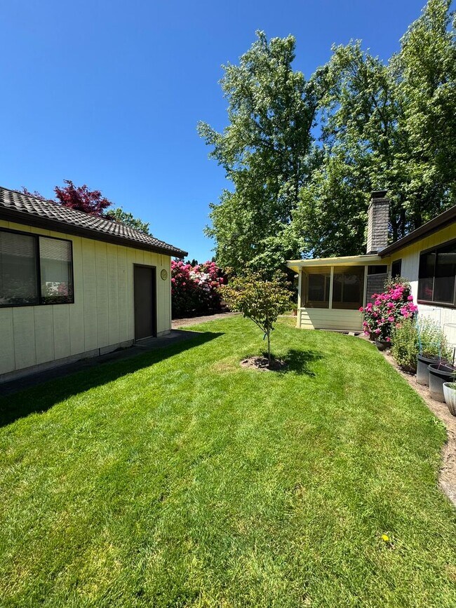 Building Photo - Beautifully landscaped 3 bed/2 bath home in Springfield