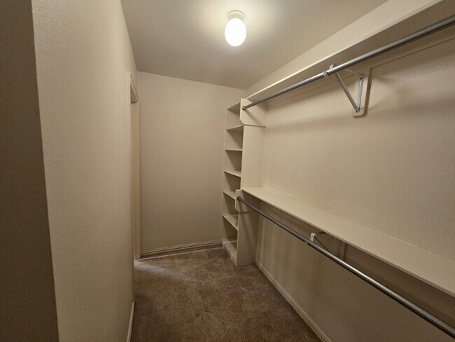 Building Photo - 15298 Wagon Wheel Cir