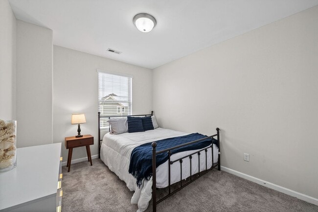 Building Photo - Modern Living in the Heart of Pleasant View Village!