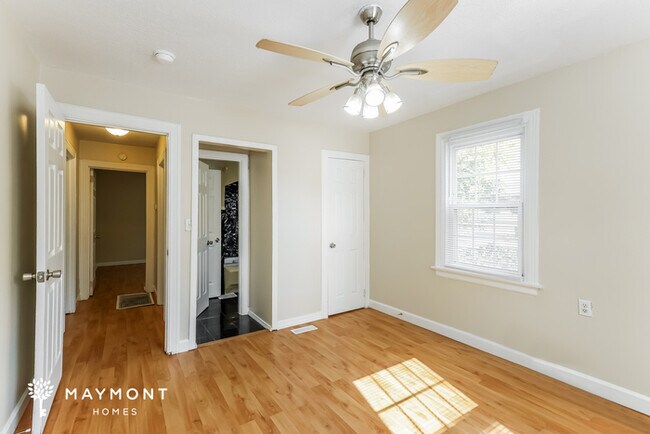 Building Photo - Charming 3 Bedroom Home