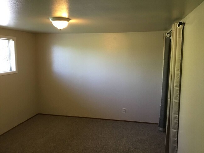 Building Photo - 5 Bedroom House in Southeast Eugene