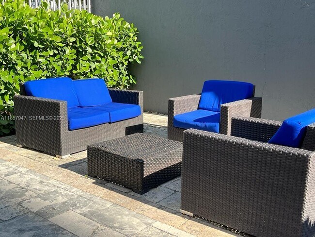 Building Photo - 800 N Miami Ave