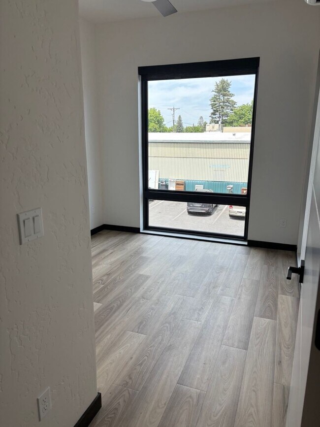 Building Photo - Modern Midtown Living | 2 Bed, 2 Bath Near...