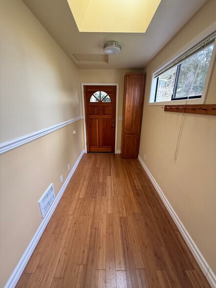 Building Photo - 6840 NE Wood Bay Ln