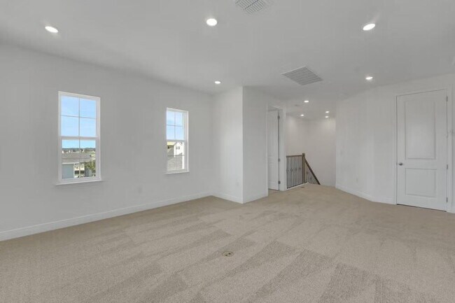Building Photo - "Spacious 4-Bedroom Gem with 3 Full Baths in Charming Winter Garden!"