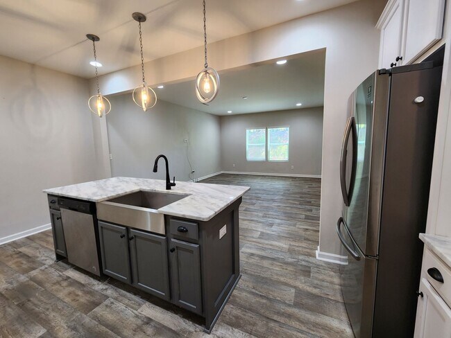 Building Photo - 3 Bedroom Townhome Community on Lake Wylie