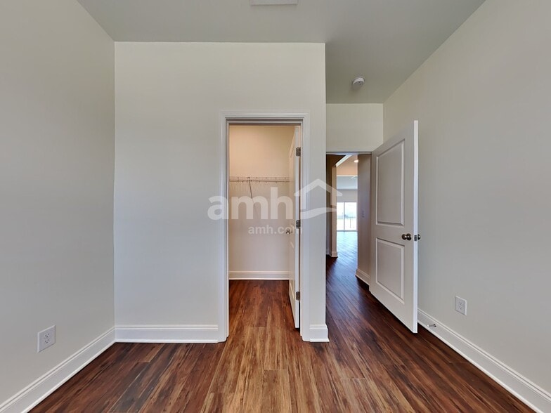 Building Photo - 5236 Valor Dr