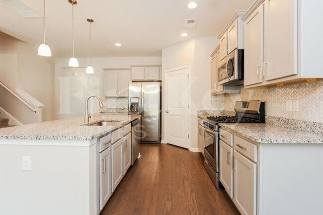 Building Photo - 817 Neosho Ct