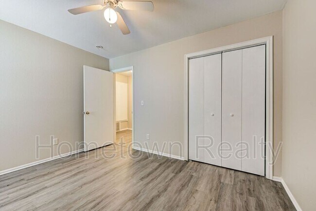 Building Photo - 1704 Tudor Dr