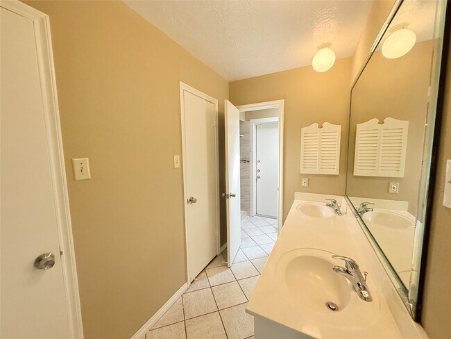 Building Photo - 9231 Stroud Dr