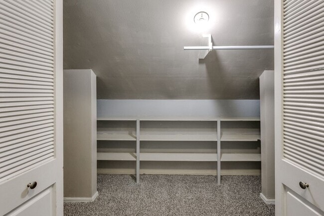 Building Photo - Spacious 4-Bedroom Home in Mature Neighbor...