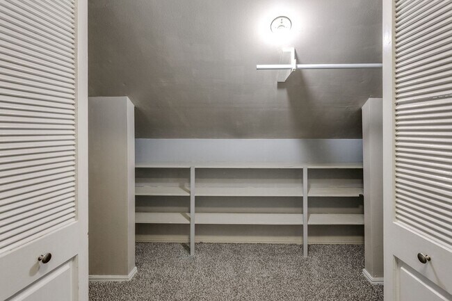 Building Photo - Spacious 4-Bedroom Home in Mature Neighborhood