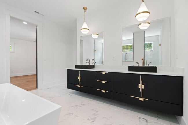Building Photo - Modern 5-bedroom, 5-bathroom home in Durham