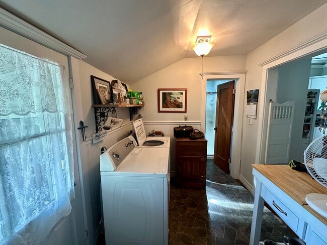 Building Photo - Completely Remodeled, Charming Victorian i...