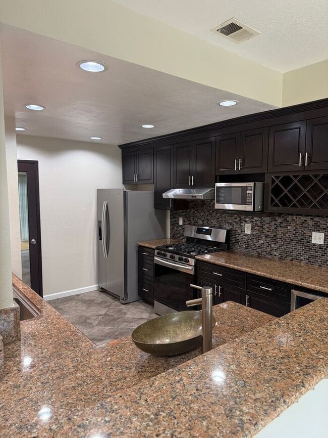 Building Photo - Beautiful Spacious 4-bedroom, 2.5-bathroom...