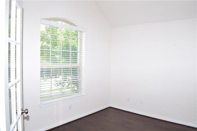 Building Photo - 2013 Pitkin Dr