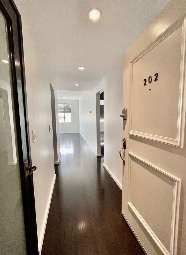 Building Photo - Spacious 2 Bedroom 2 Bath Condo in West LA