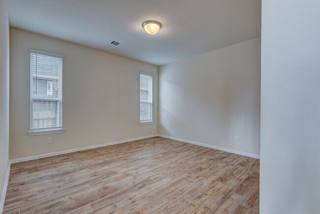 Building Photo - 173 Dina Ln