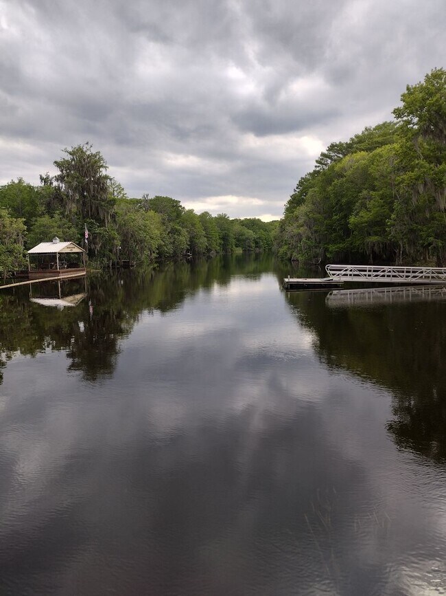 Building Photo - 2 bedroom 2 bathroom Lake House with a bonus room