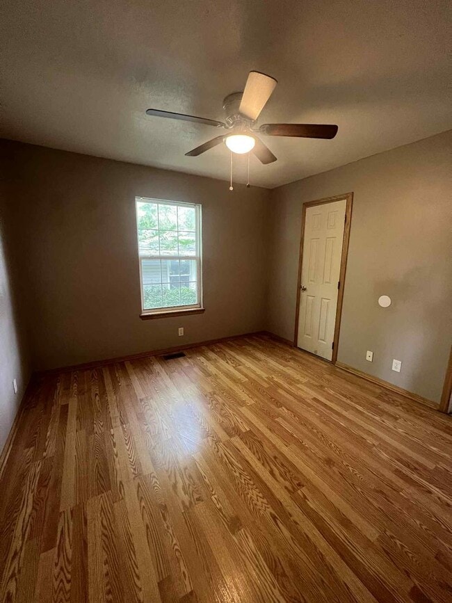 Building Photo - COMING SOON: CUTE 2 BEDROOM / 1 BATHROOM H...