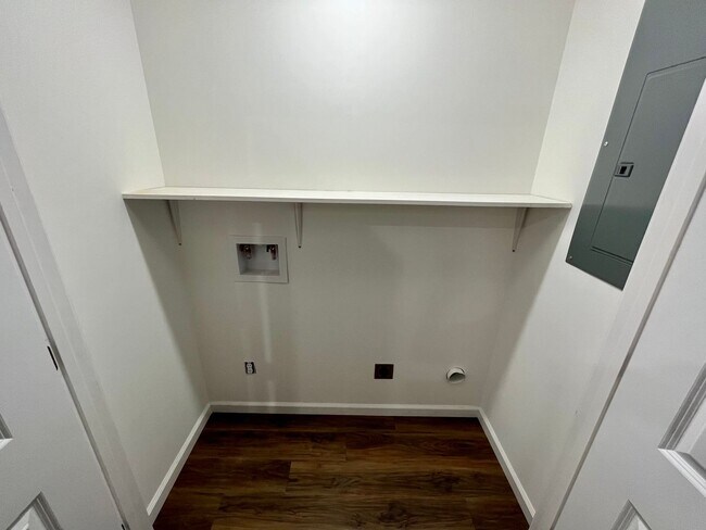 Building Photo - Wiese 141,143,145