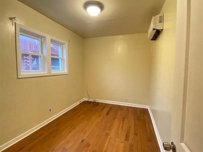 Building Photo - 13 Baldwin Ave