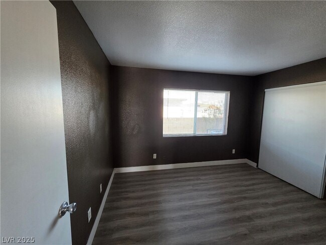 Building Photo - 5165 E Glendale Ave