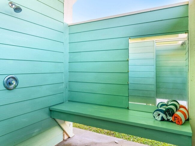 Building Photo - 986 Bahama Dr