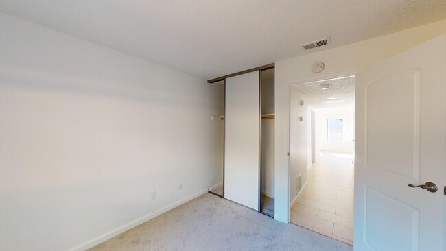 Building Photo - 33 Clay Ct