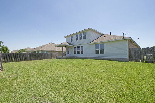 Building Photo - Large Home in Northeast Austin!