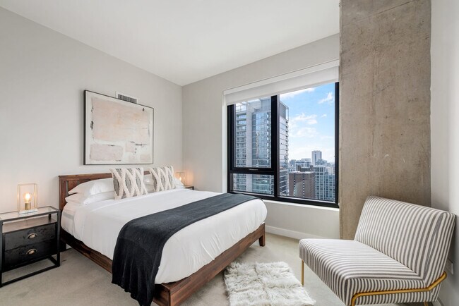 Building Photo - 823 N Clark St