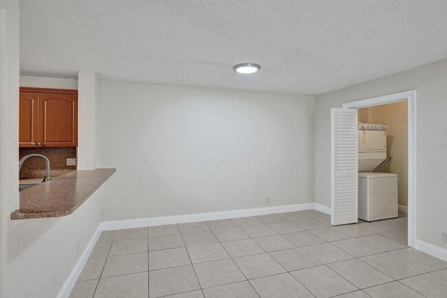 Building Photo - 3 BED/2BATH