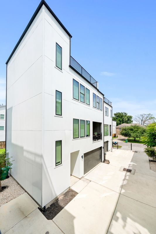 Building Photo - 3010 Delano St