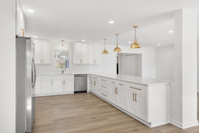 Building Photo - Renovated 4 Bed, 4 Bath Single Level Home, No HOA