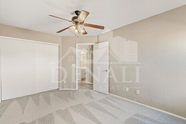 Building Photo - 1090 E Taylor Trail