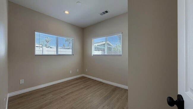 Building Photo - 1018 College Ave