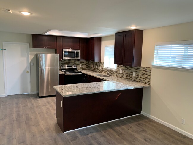 Kitchen with space for bar stools - 35249 Lancero St