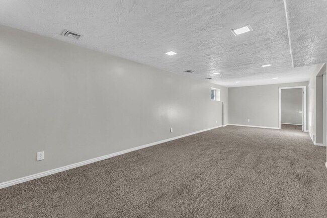 Building Photo - Spacious 5 Bed in Riverdale with Large Yard