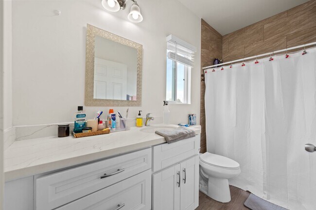 Building Photo - Spacious master bedroom!