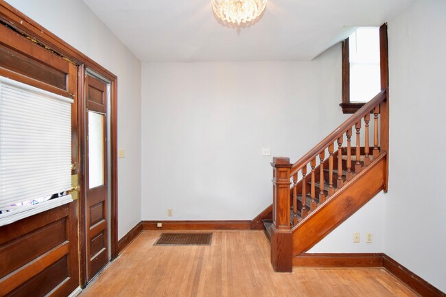Building Photo - 23 E Parkwood Dr