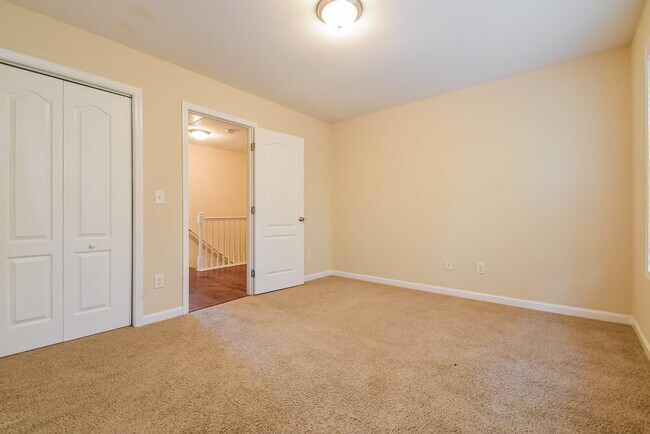 Building Photo - 910 Elderberry Ln
