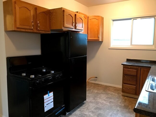 Building Photo - 423 Parade St