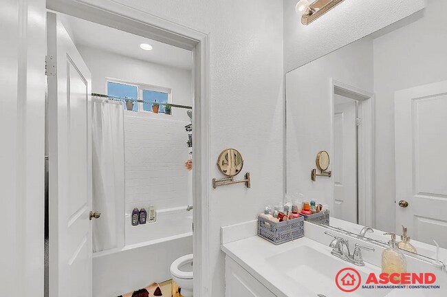 Building Photo - Gorgeous 3-bedroom home in Southwest Bakersfield