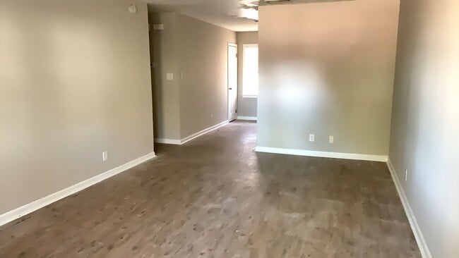 Building Photo - 2 bedroom 1 bath duplex