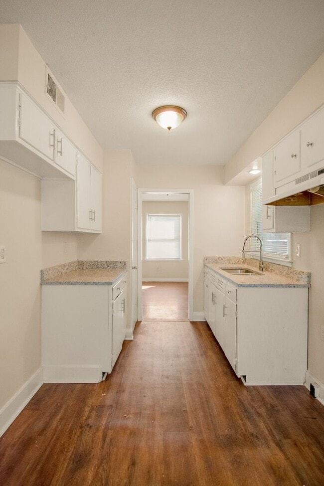 Building Photo - VOUCHERS ACCEPTED!!  Fully Updated 3BR/1B ...