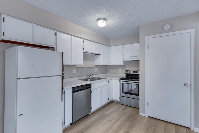 Building Photo - Pet Friendly 2 Bedroom Townhome located close to downtown Colorado Springs